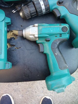 Taladro y linterna Makita
