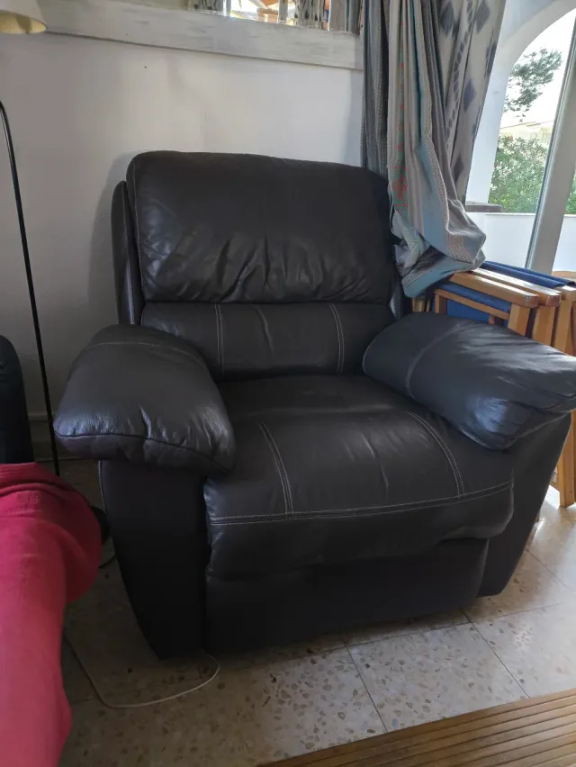 Butaca reclinable de piel marrón oscuro
