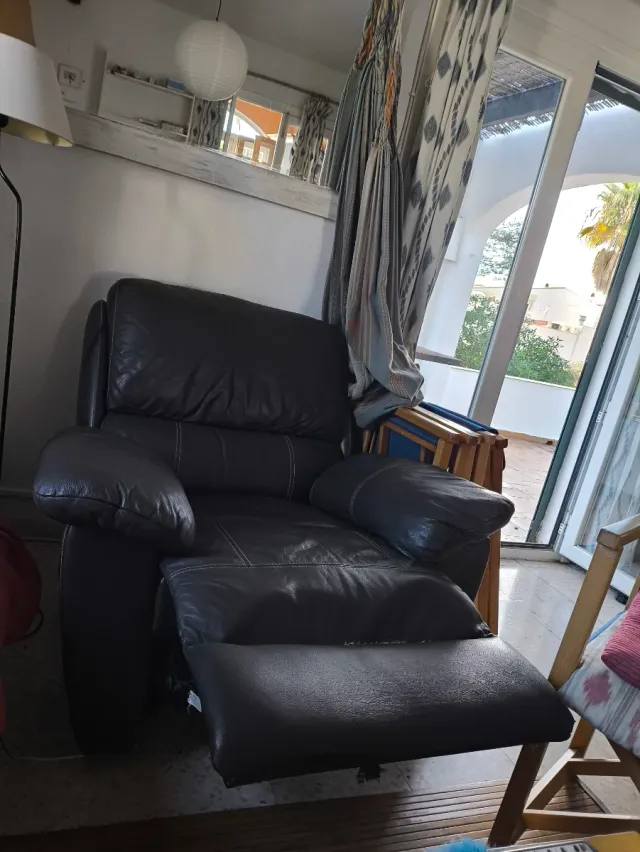 Butaca reclinable de piel marrón oscuro