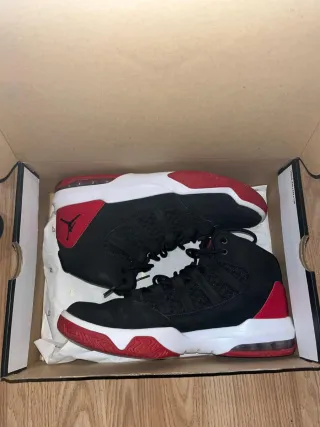 Zapatillas Jordan Negras y Rojas