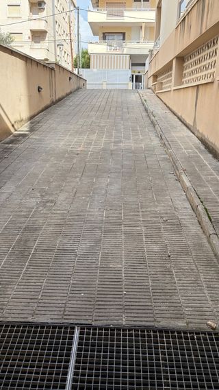 Plaza de garaje grande para coche y moto