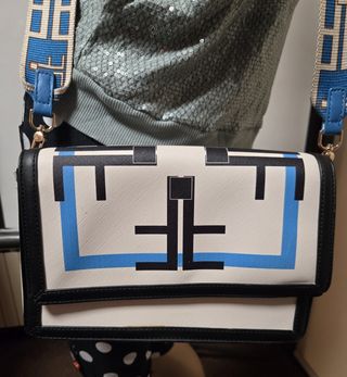 Bolso bandolera con estampado geométrico