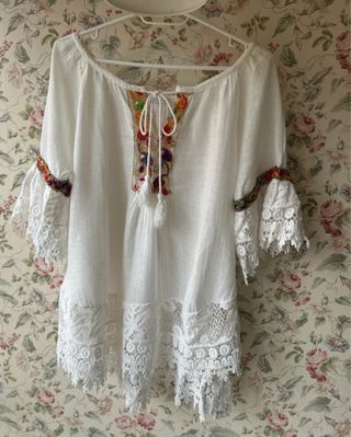 Camisola blanca bordada con encaje