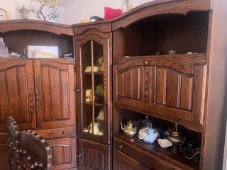 Mueble de madera antiguo con vitrina vienen los 3