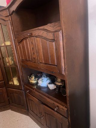 Mueble de madera antiguo con vitrina vienen los 3