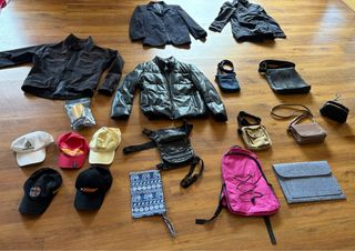 Lotto di abbigliamento, cappelli e borse