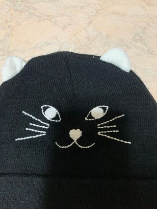 Cappello in maglia nera acrilica con design gatto 