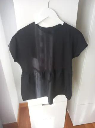 Camiseta Zara negra con volantes