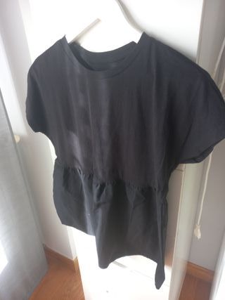 Camiseta Zara negra con volantes