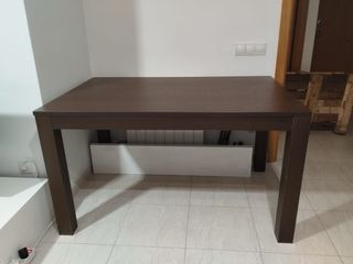 Mesa de comedor de madera