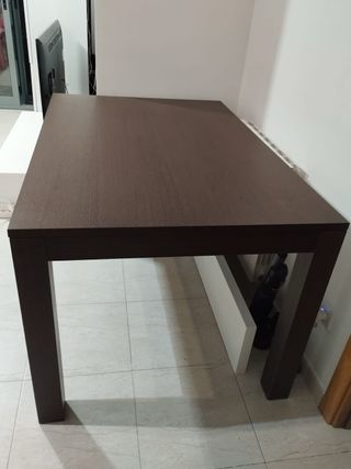 Mesa de comedor de madera