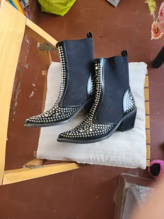 Botines negros con tachuelas plateadas