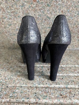 Zapatos de tacón negros y plateados