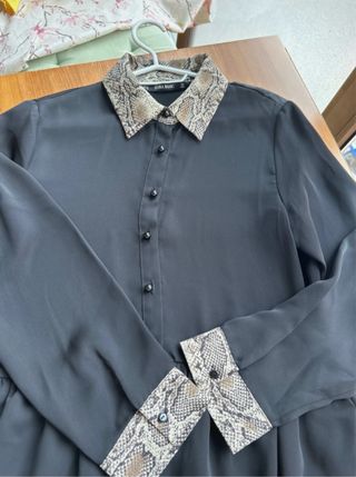 Vestido negro Zara con estampado serpiente