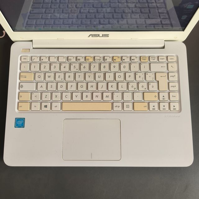 Notebook Asus 14" 4GB RAM 240GB SSD WiFi Win10