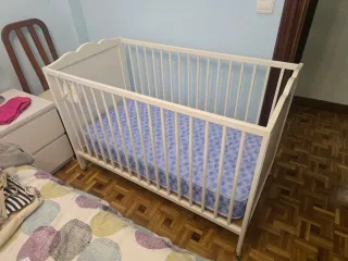 Cuna de madera blanca con colchón