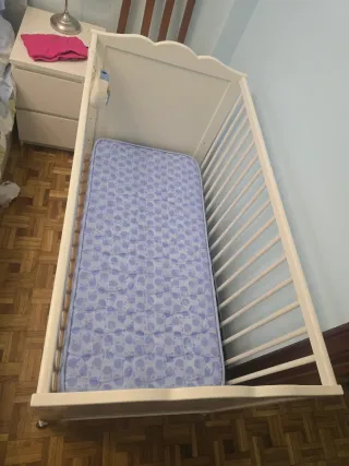Cuna de madera blanca con colchón