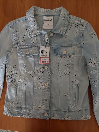 Cazadora vaquera Desigual bordada talla M