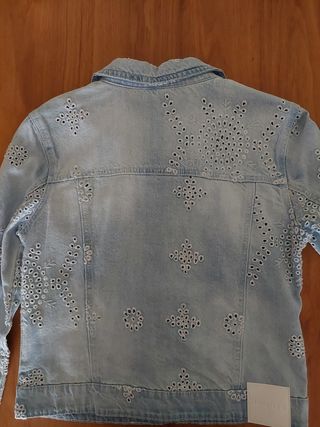 Cazadora vaquera Desigual bordada talla M