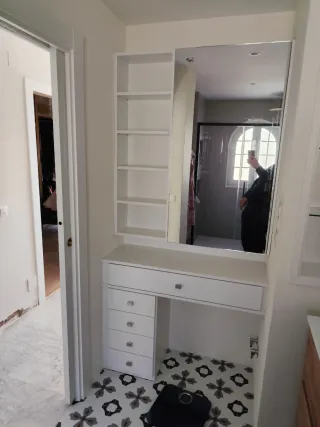 Se realizan trabajos de carpintería y fontanería