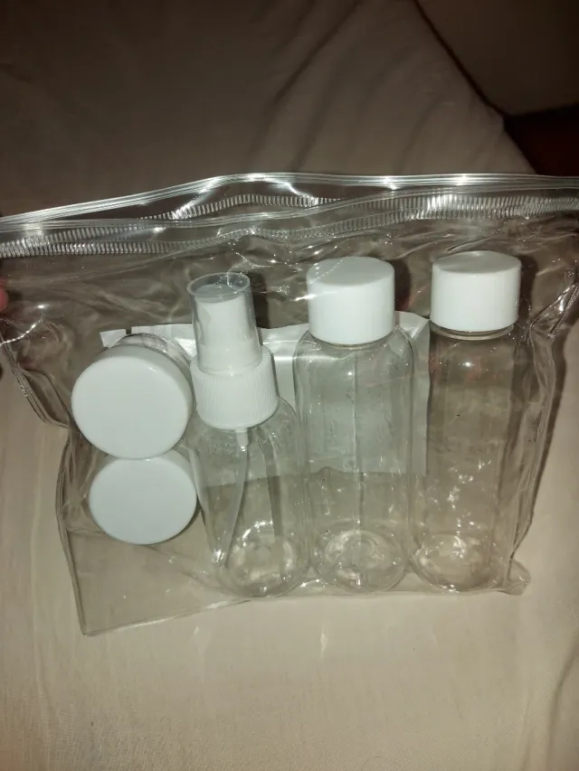 Neceser de viaje con botellas