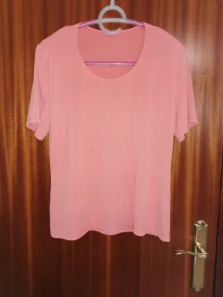 Camiseta rosa con hombreras