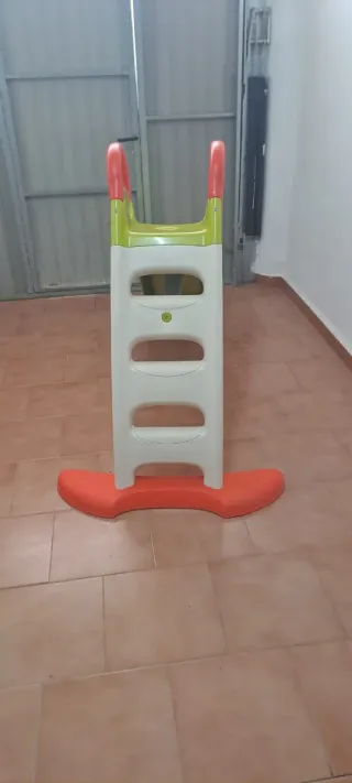 Tobogán infantil verde y naranja. También acuatico