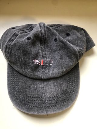 Cappellino grigio con stampa 1%