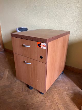 Mueble cajonera de oficina con ruedas.