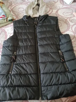 Chaleco acolchado con capucha para chico