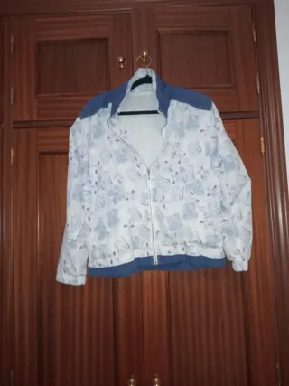 Chaqueta estampada azul y blanca
