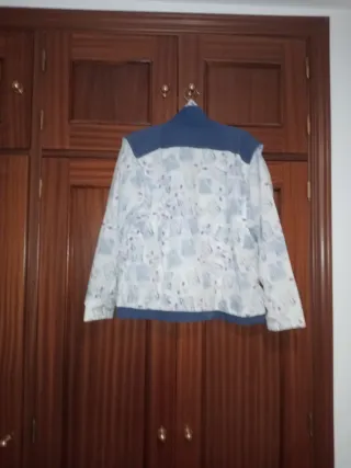 Chaqueta estampada azul y blanca