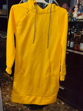 Vestido casual amarillo con capucha