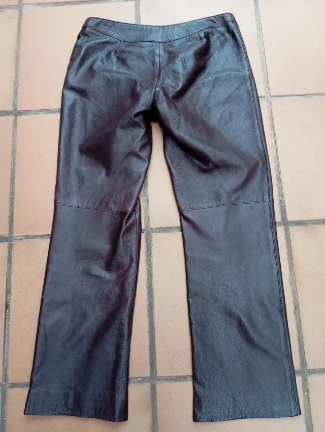 Pantalón de cuero marrón, tiene 40 cm de cintura .