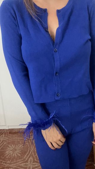 Completo blu con piume