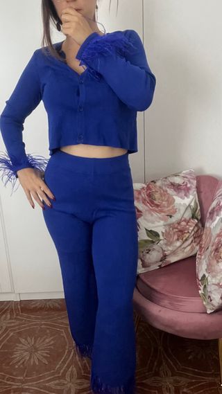 Completo blu con piume