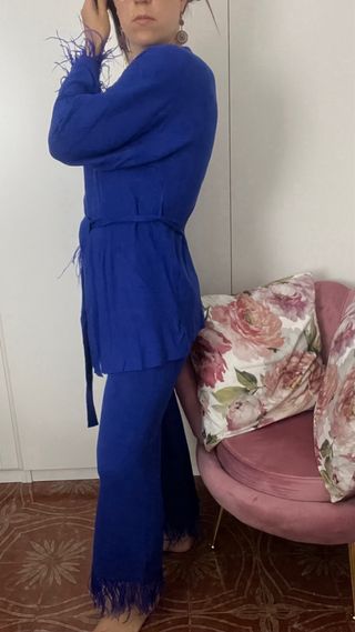 Completo blu con piume