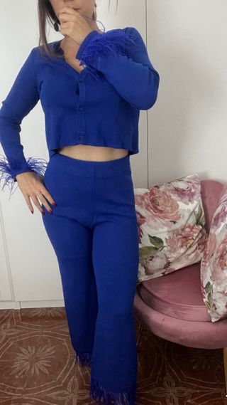 Completo blu con piume