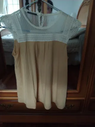 Blusa beige con cuello de encaje sin mangas