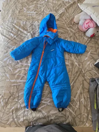 Mono de nieve azul para bebé
Botas de nieve
Guante