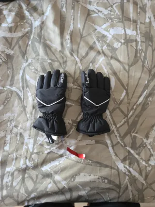 Mono de nieve azul para bebé
Botas de nieve
Guante