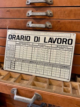 Targa vintage “Orario di lavoro” in lamierino serigrafato anni ’50-’60