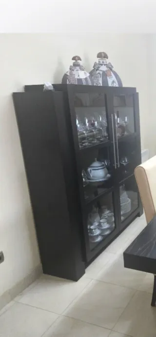 Vitrina de madera y cristal negra