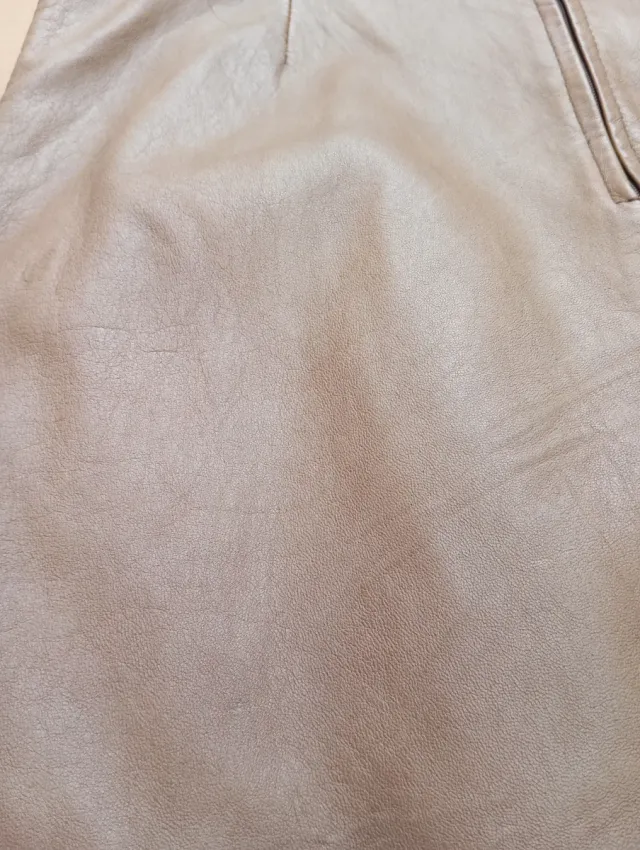 Falda de cuero marrón, tiene 37 cm de cintura