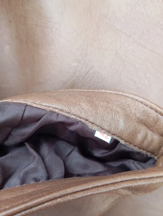 Falda de cuero marrón, tiene 37 cm de cintura