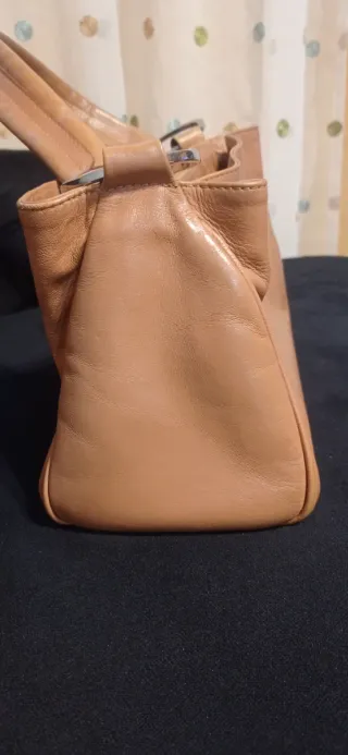 Bolso  color camel.