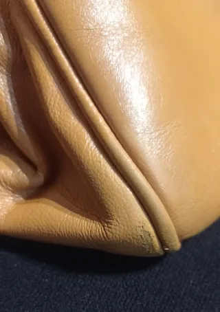 Bolso  color camel.