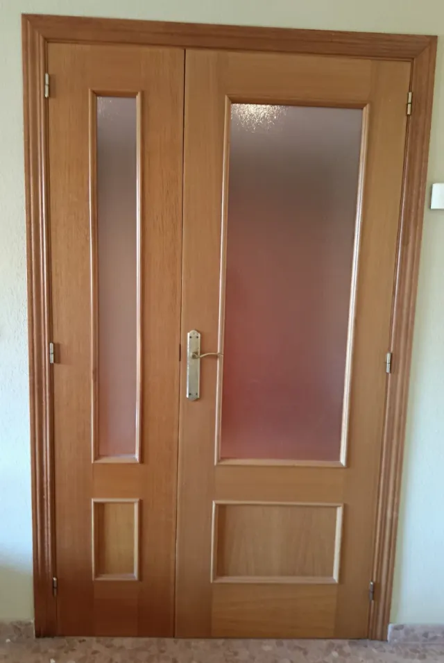 Puerta doble madera y cristal salón