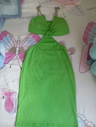 Vestido verde con cadenas