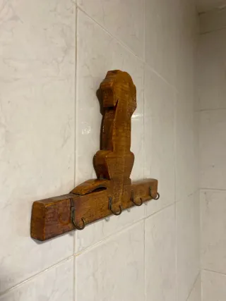 Colgador madera silueta perro